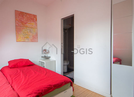 Quiet bedroom for 2 persons equipped with 2 bed(s) of 80cm