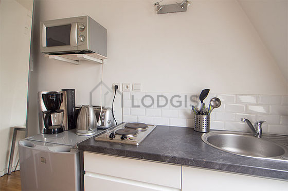 Cuisine équipée de plaques de cuisson, réfrigerateur, freezer, vaisselle