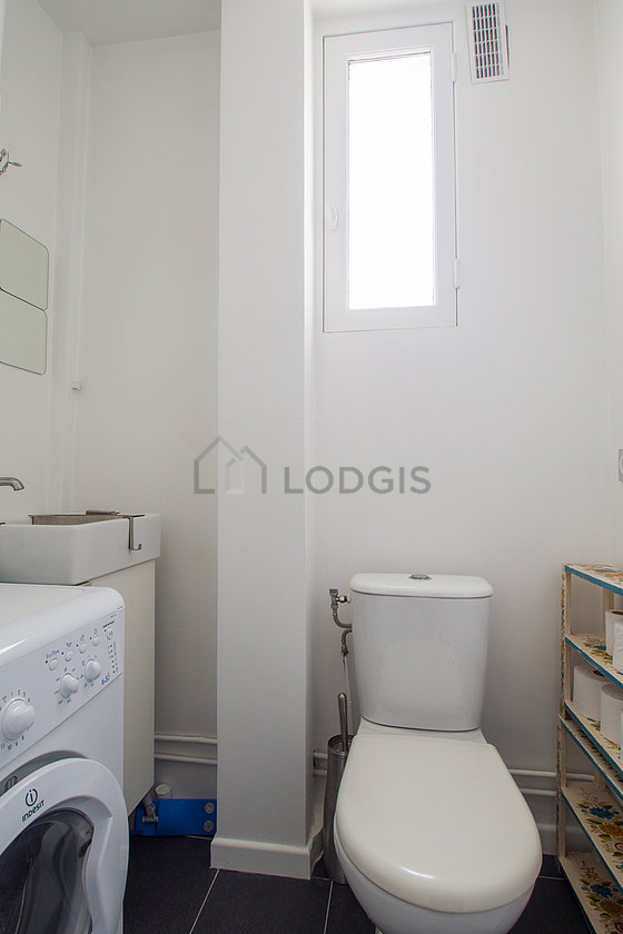 Toilettes indépendantes de la salle d'eau