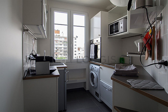 Belle cuisine avec du carrelage au sol
