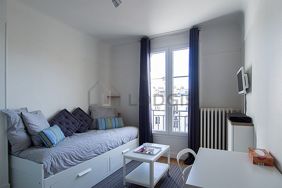 Séjour calme équipé de 1 lit(s) gigogne de 90cm, télé, lecteur de dvd, penderie