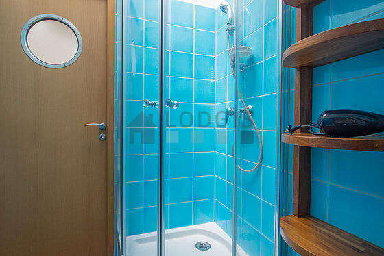 Belle salle de bain claire avec fenêtres double vitrage et du parquetau sol