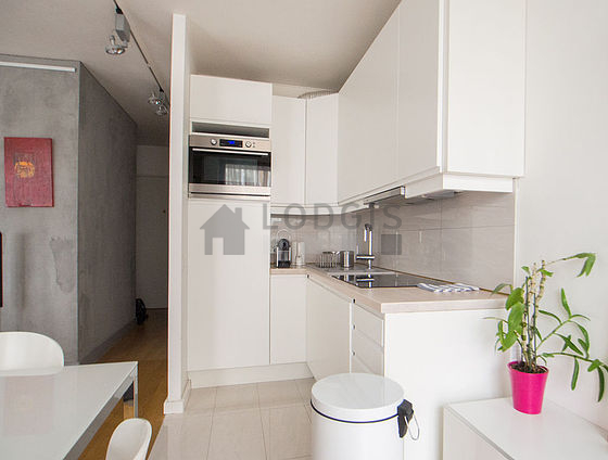 Belle cuisine avec du carrelage au sol