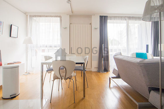 Salon avec du parquet au sol
