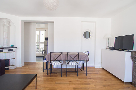 Salon avec du parquet au sol