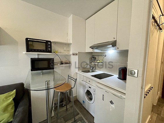 Cuisine dînatoire pour 2 personne(s) équipée de lave linge, réfrigerateur, vaisselle, tabouret