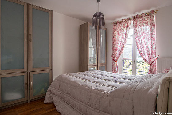 Bedroom of 9m² with wooden floor