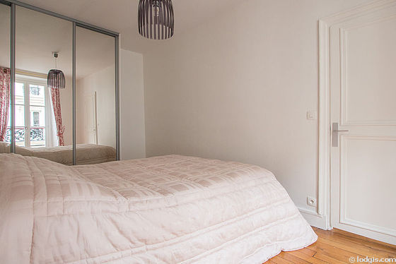 Chambre avec fenêtres double vitrage donnant sur rue