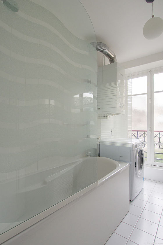 Belle salle de bain avec fenêtres double vitrage et du carrelage au sol