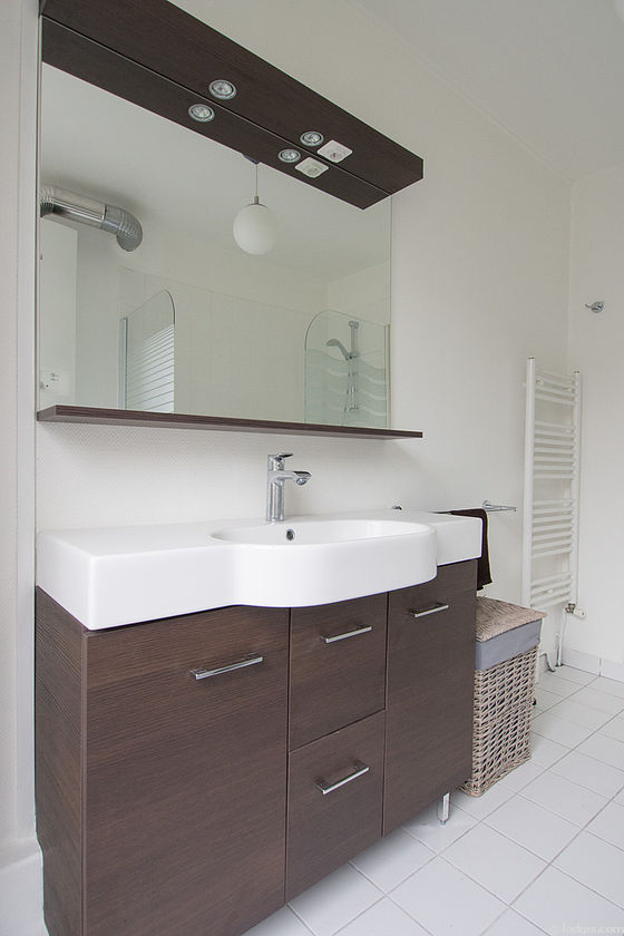 Salle de bain équipée de lave linge, serviettes de bain
