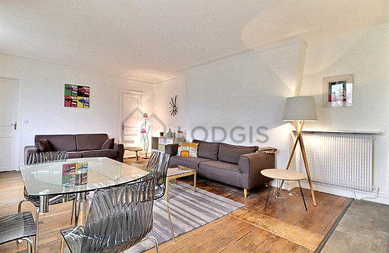 Salon avec du parquet au sol