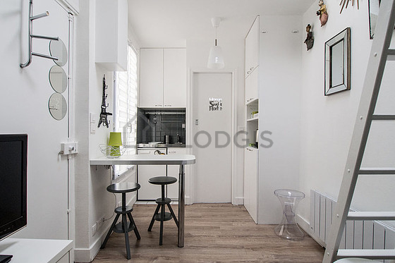 Great, very quiet and bright sitting room of an apartment in Paris