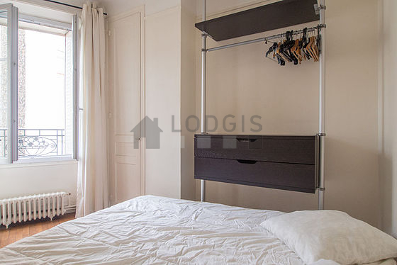 Chambre avec fenêtres double vitrage donnant sur cour