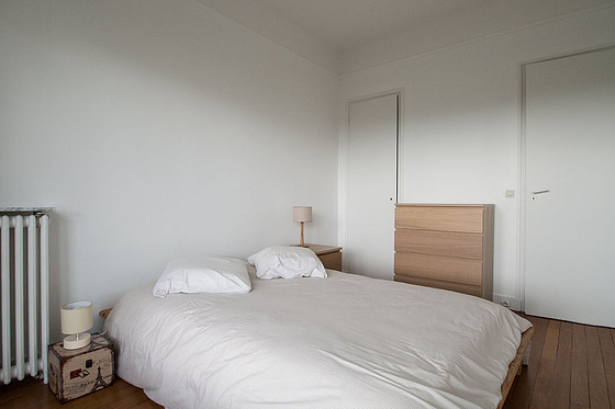 Chambre avec fenêtres double vitrage et balcon donnant sur jardin