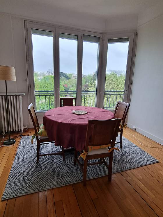 Séjour avec fenêtres double vitrage donnant sur jardin