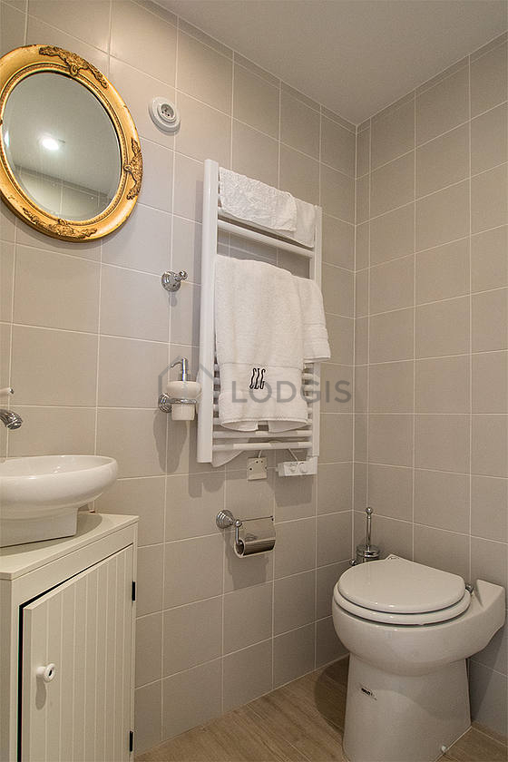 Bathroom equipped with washing machine, dryer, bath towels