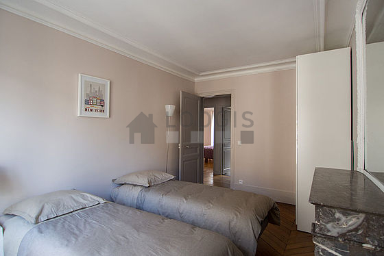 Quiet bedroom for 2 persons equipped with 2 bed(s) of 90cm