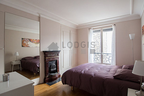 Chambre avec du parquet au sol