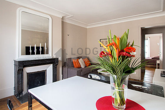 Séjour avec fenêtres double vitrage et balcon donnant sur rue