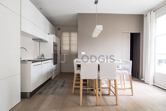 Belle cuisine avec du parquet au sol