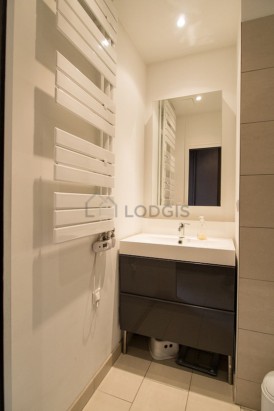 Belle salle de bain claire avec fenêtres et du carrelage au sol