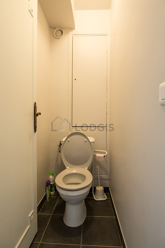 Toilettes indépendantes de la salle d'eau
