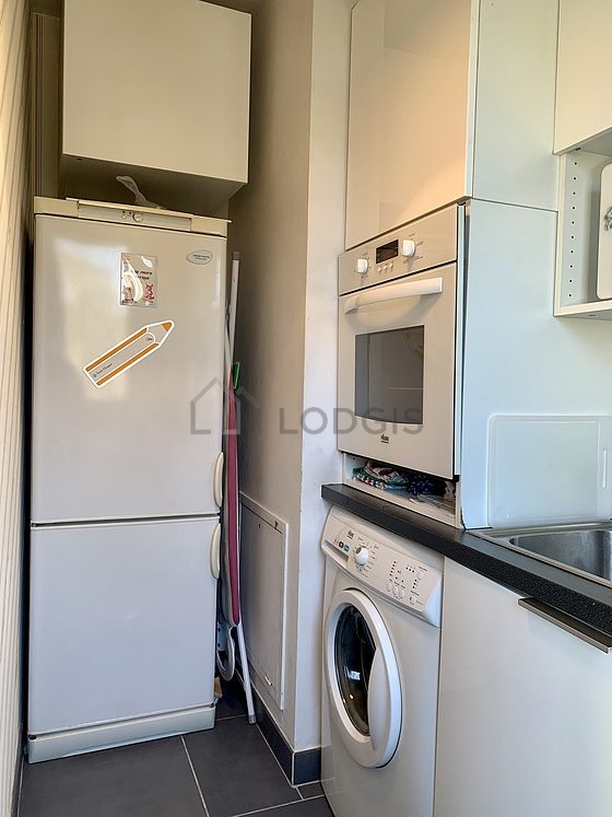 Belle cuisine avec du carrelage au sol