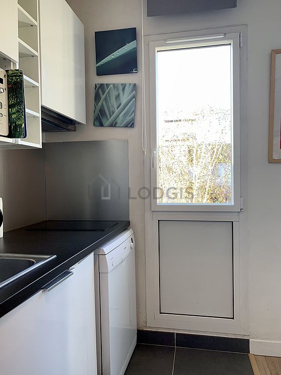 Cusine lumineuse avec fenêtres double vitrage donnant sur cour