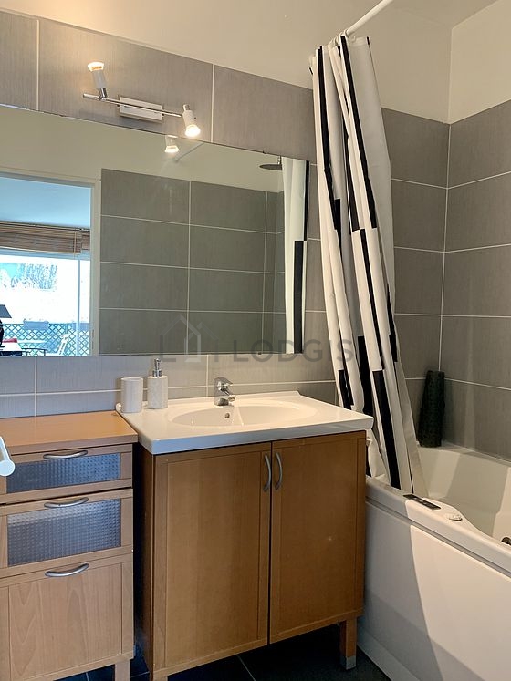 Salle de bain équipée de serviettes de bain