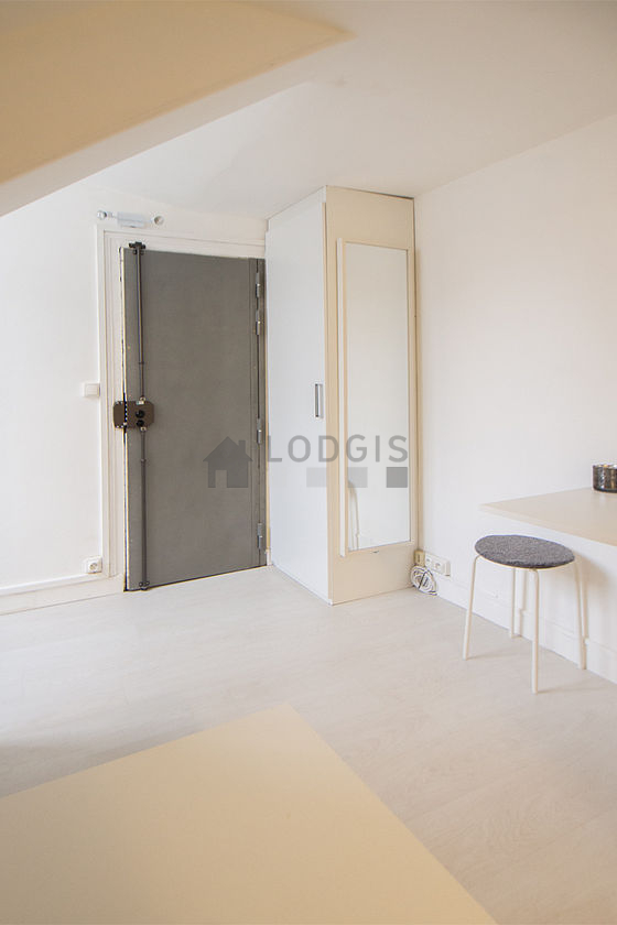 Quiet living room furnished with 1 bed(s) of 120cm, tv, closet
