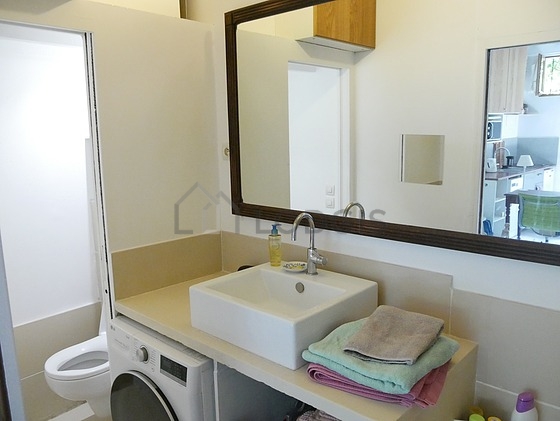 Salle de bain équipée de lave linge, sèche linge, serviettes de bain