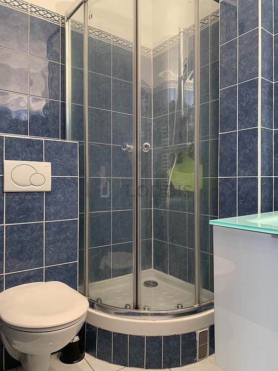 Belle salle de bain avec du carrelage au sol