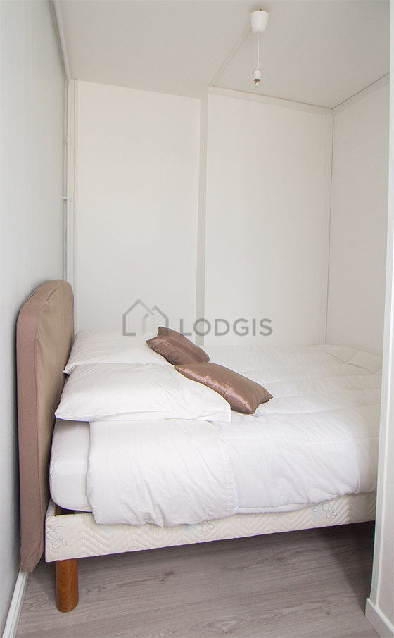 Chambre avec fenêtres double vitrage donnant sur cour