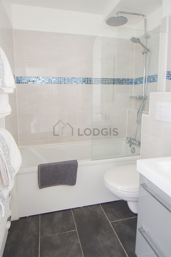 Salle de bain équipée de lave linge, serviettes de bain