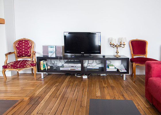 Salon avec du parquet au sol
