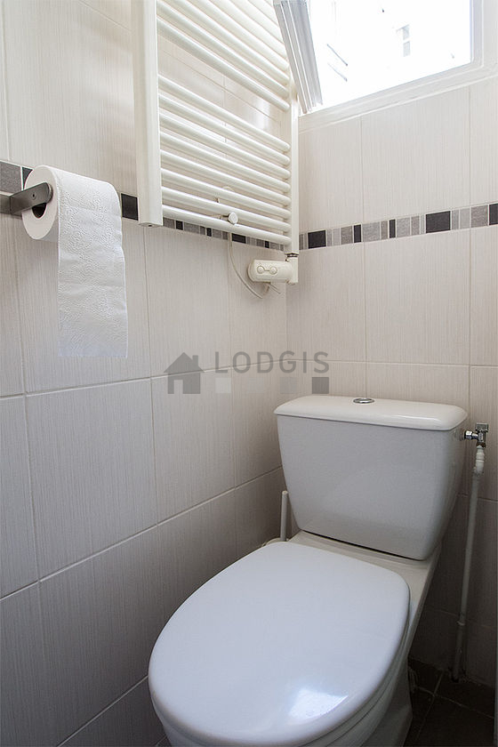 Bathroom equipped with bath towels