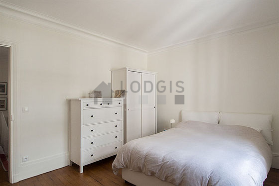 Chambre lumineuse équipée de penderie, placard