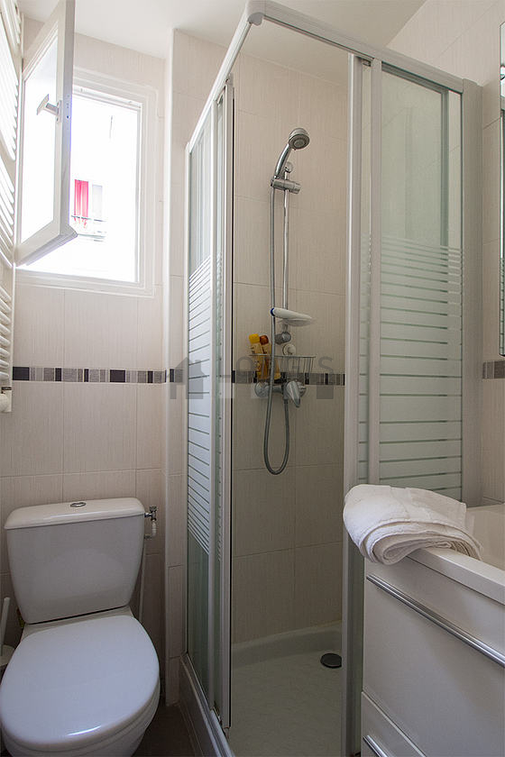 Salle de bain claire avec fenêtres et du carrelage au sol