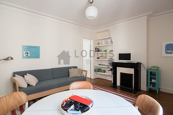 Salon avec du parquet au sol