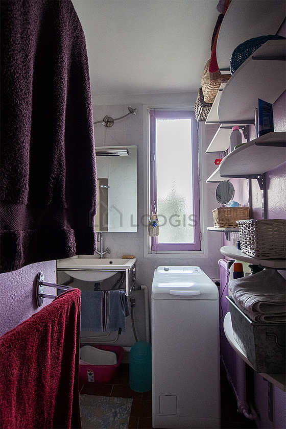 Bathroom with windows and with tile floor