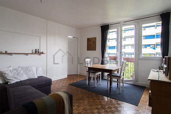Séjour calme équipé de 1 canapé(s) lit(s) de 140cm, chaine hifi, commode, 2 chaise(s)