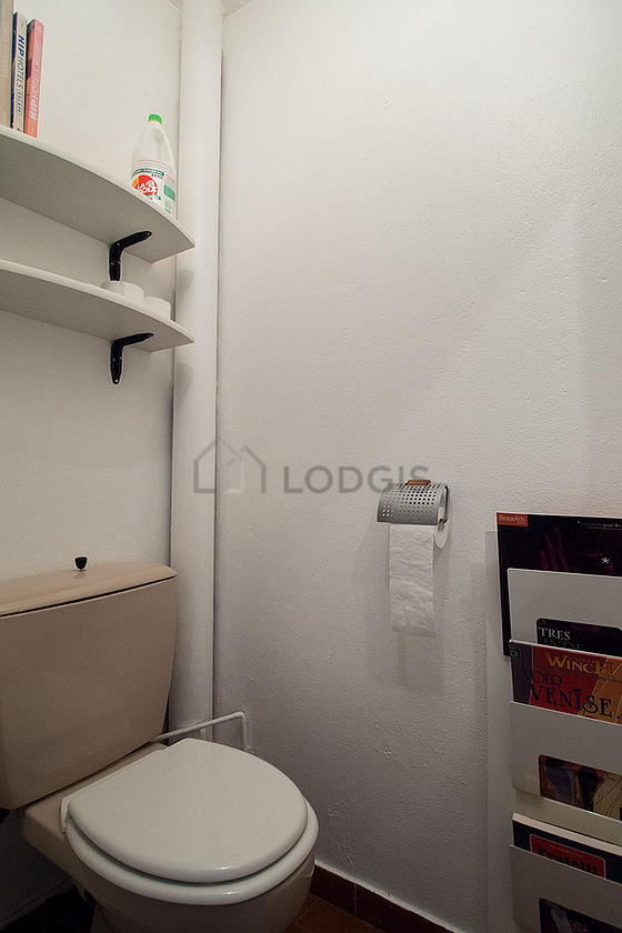 Toilettes indépendantes de la salle d'eau