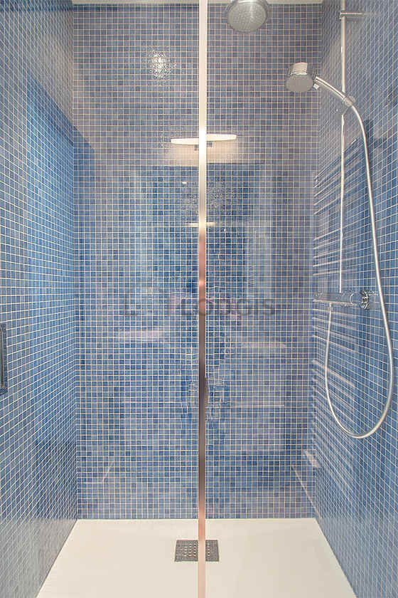 Bathroom equipped with bath towels
