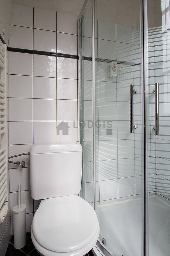 Belle salle de bain claire avec fenêtres double vitrage et du carrelage au sol
