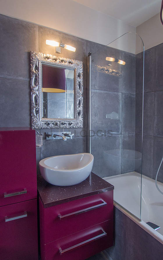 Salle de bain équipée de lave linge, sèche linge, serviettes de bain