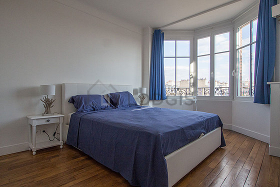 Chambre de 13m² avec du parquet au sol