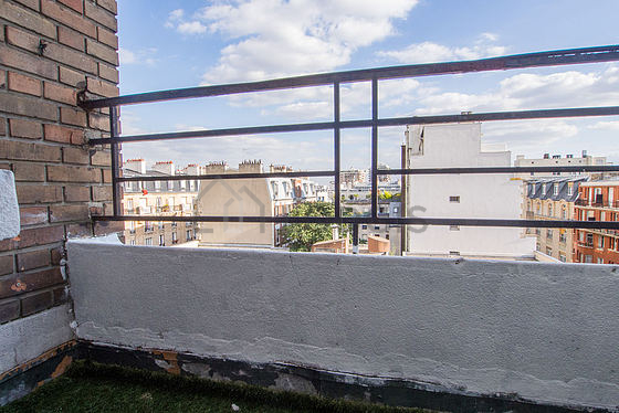 Terrasse calme et lumineuse avec la pelouse au sol