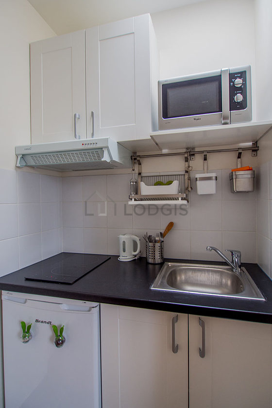 Cuisine équipée de plaques de cuisson, réfrigerateur, freezer, hotte