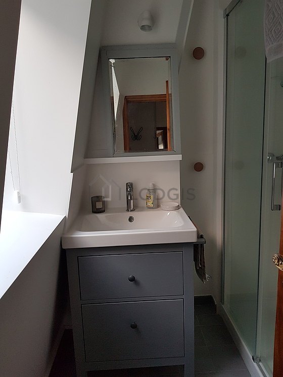Belle salle de bain claire avec fenêtres et du carrelage au sol