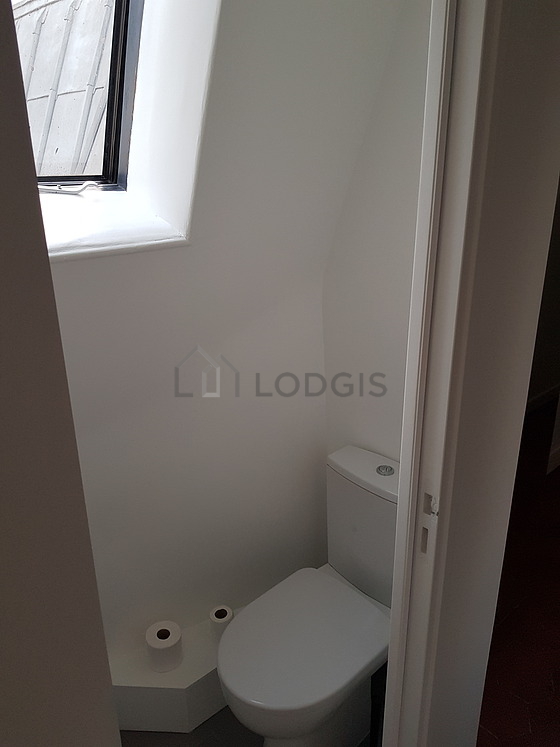 Toilettes indépendantes de la salle d'eau